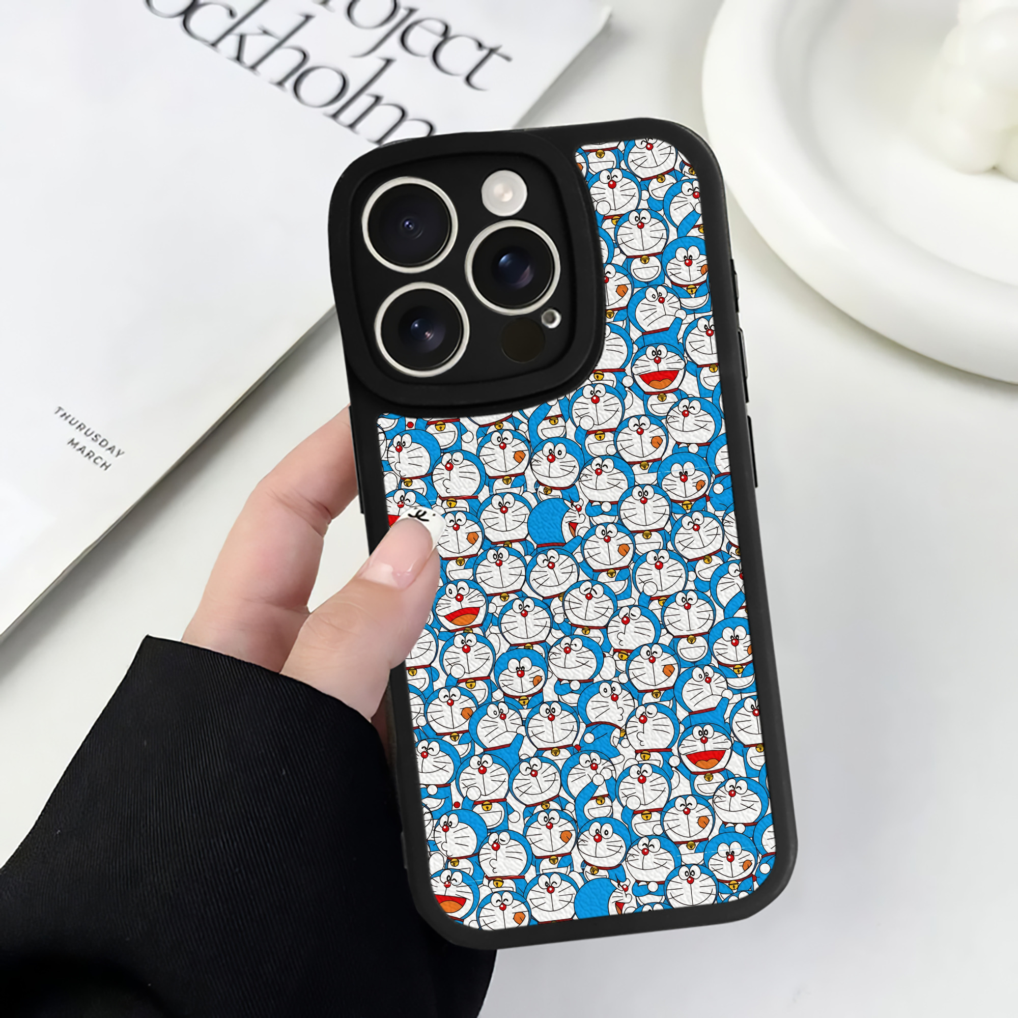 （画像用） ドラえもん Doraemon 【iPhone 16シリーズ対応】シリコンスマホケース（レザー調） 材質：シリコン